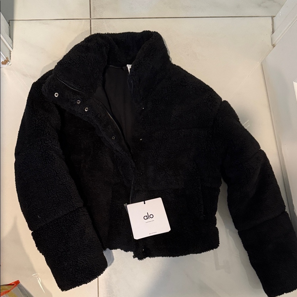 ALO Yoga Black Fleece Puffer Jacket - Picture 2 of 4